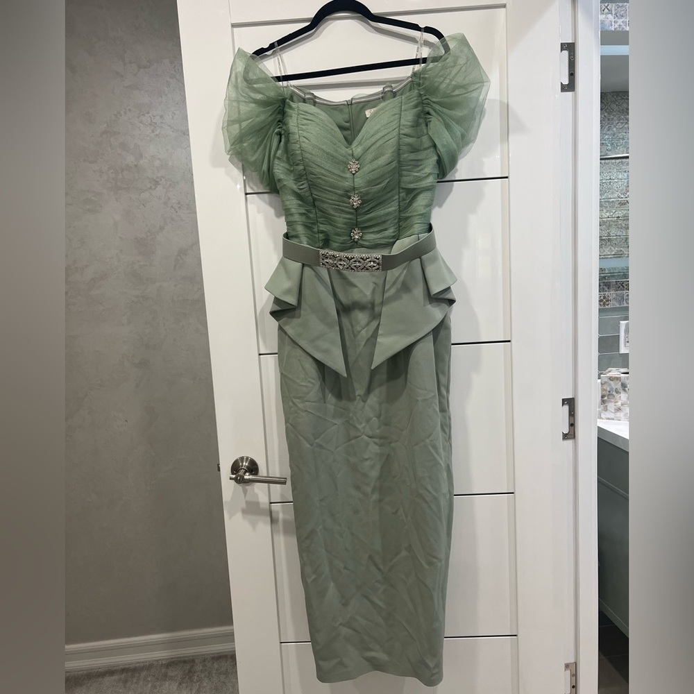 Looks brand new just need a iron